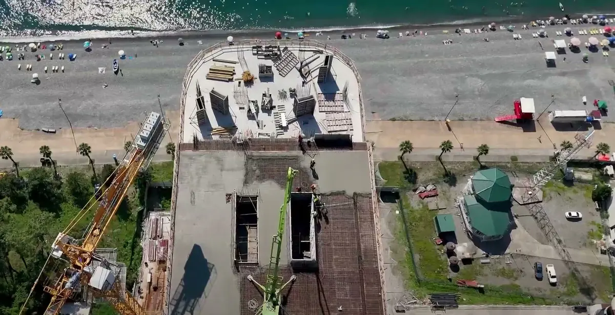 The roof of the tower, the promenade and the pebble beach right behind it, August 2026