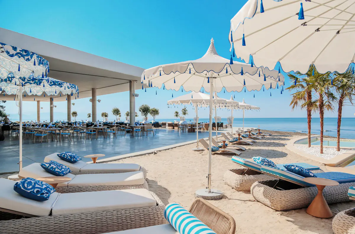 The restaurant terrace of the club and the loungers by the water