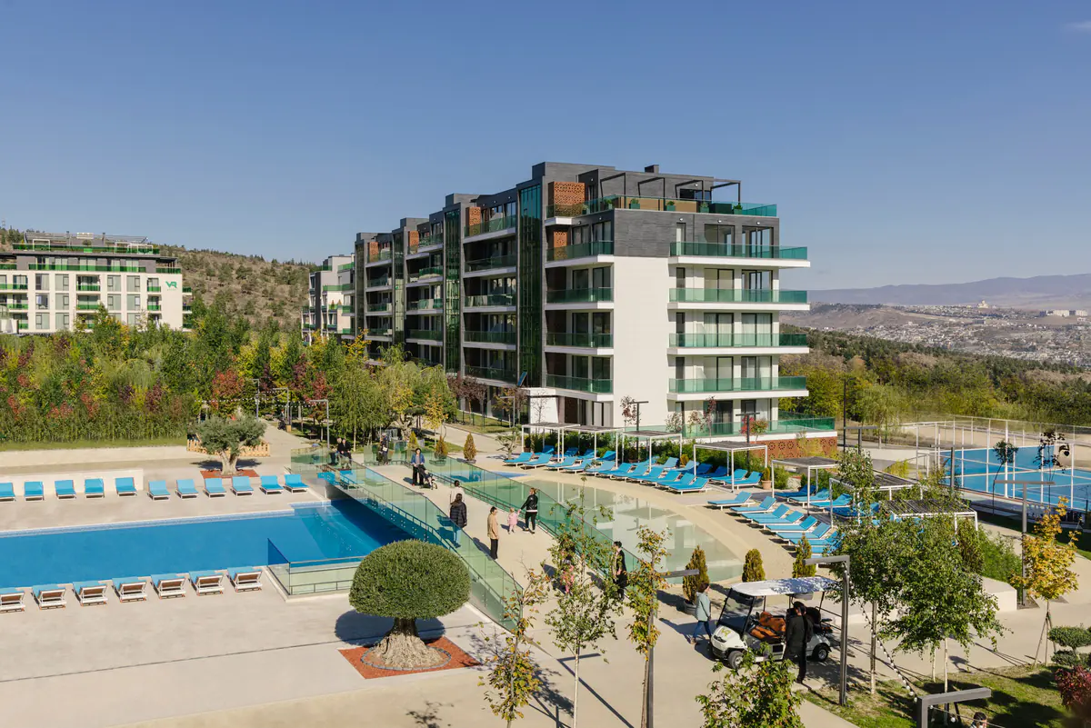 The pools, the glass bridge and Tbilisi behind them