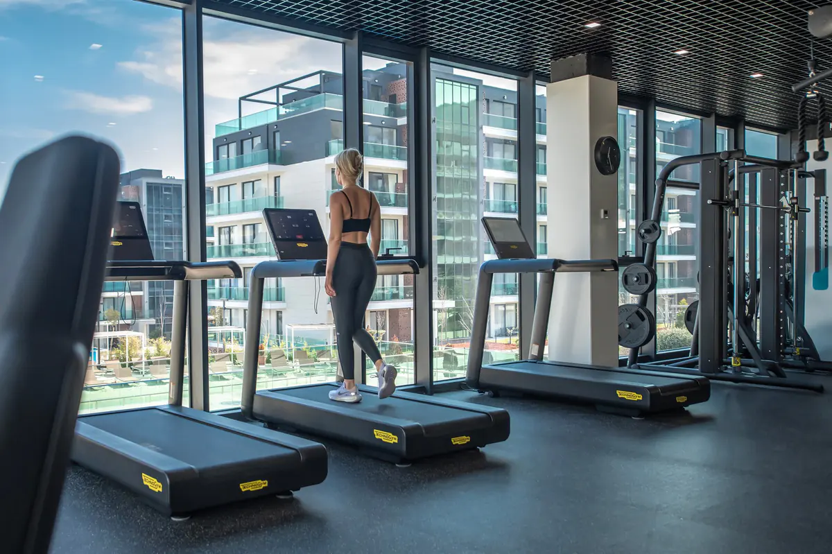 The gym: through the windows, the blocks and the pools of the complex