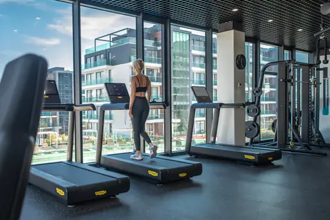 The gym: through the windows, the blocks and the pools of the complex
